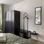 Comfortable & 3-room-apartment In L Self-check-in I Parking, Elevator & Balkony Appartement