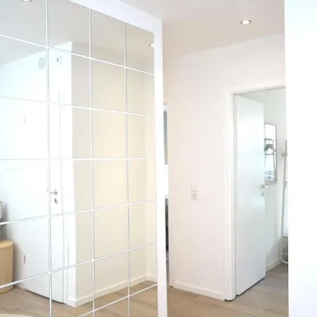 Comfortable & 3-room-apartment In L Self-check-in I Parking, Elevator & Balkony