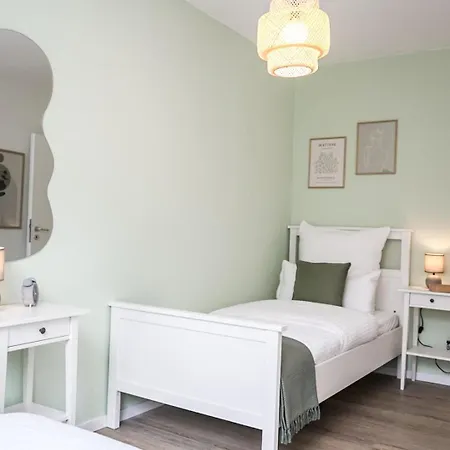 Apartment Comfortable & 3-room-apartment In L Self-check-in I Parking, Elevator & Balkony *