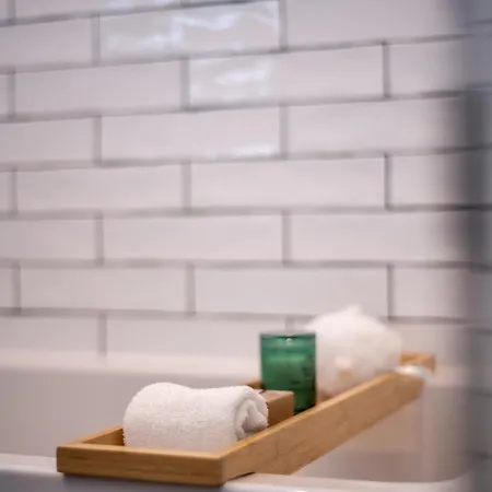 Comfortable & 3-room-apartment In L Self-check-in I Parking, Elevator & Balkony Hannover