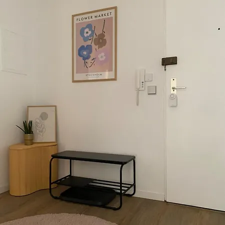 Comfortable & 3-room-apartment In L Self-check-in I Parking, Elevator & Balkony Apartment