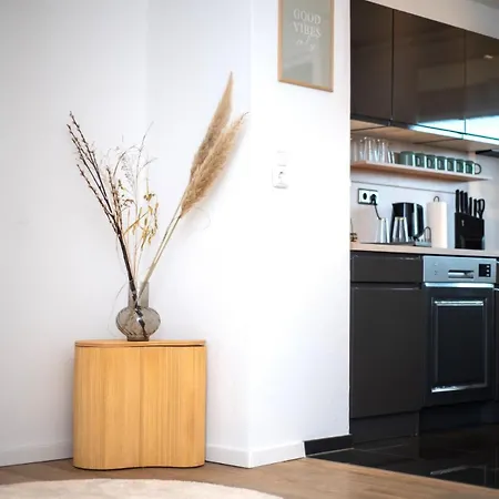 Comfortable & 3-room-apartment In L Self-check-in I Parking, Elevator & Balkony *
