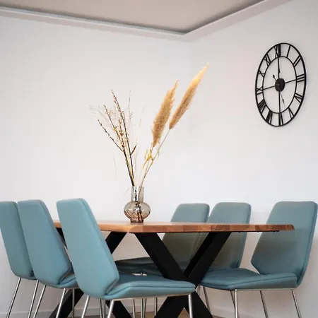 Apartament Comfortable & 3-room-apartment In L Self-check-in I Parking, Elevator & Balkony