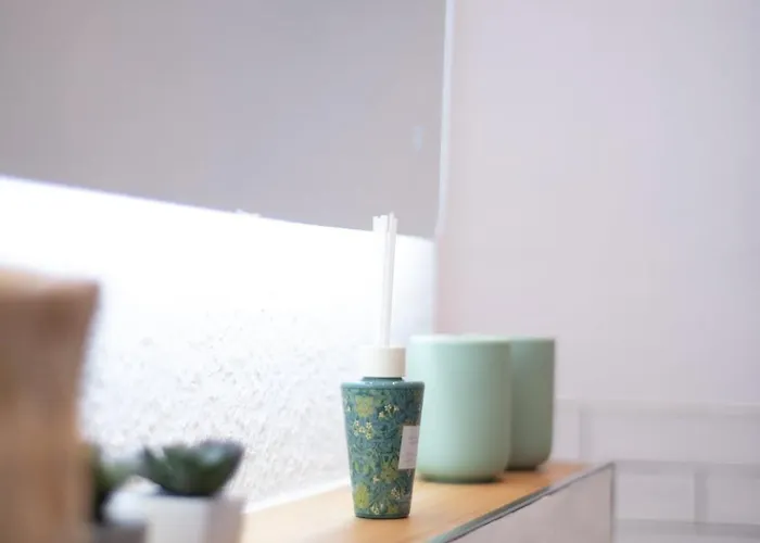 公寓 Comfortable & 3-room-apartment In L Self-check-in I Parking, Elevator & Balkony