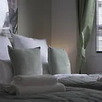 Comfortable & 3-room-apartment In L Self-check-in I Parking, Elevator & Balkony הנובר